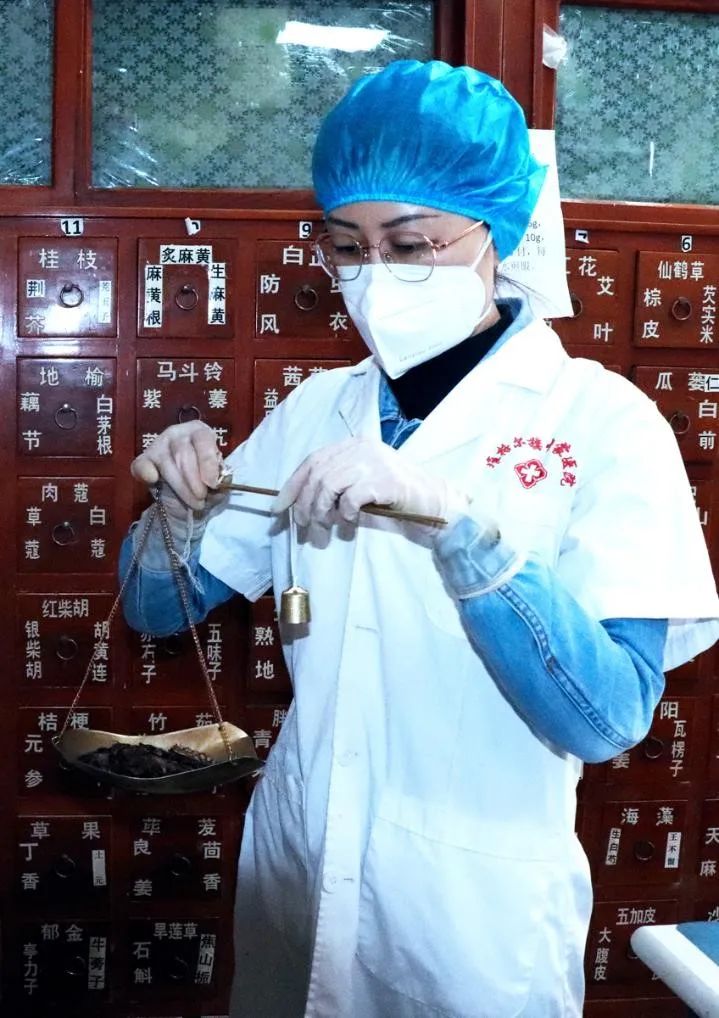 1月7日,准格尔旗暖水乡中心卫生院药剂师在为群众配中药.(张宪丽 摄)