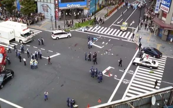 驾车冲撞人群致5死13伤，无差别杀人有多可怕？休闲区蓝鸢梦想 - Www.slyday.coM