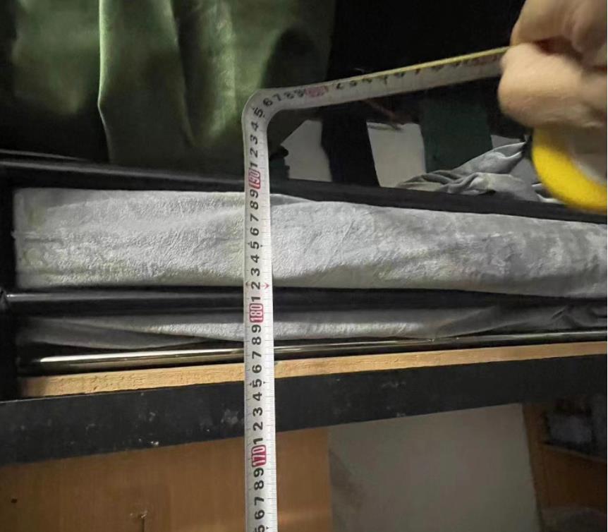 ▲床的护栏只消约15厘米高。
