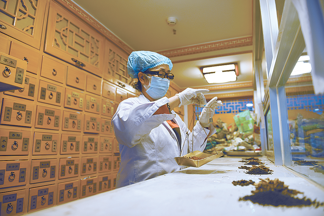 南滩社区卫生服务中心中医科医生为患者抓药.