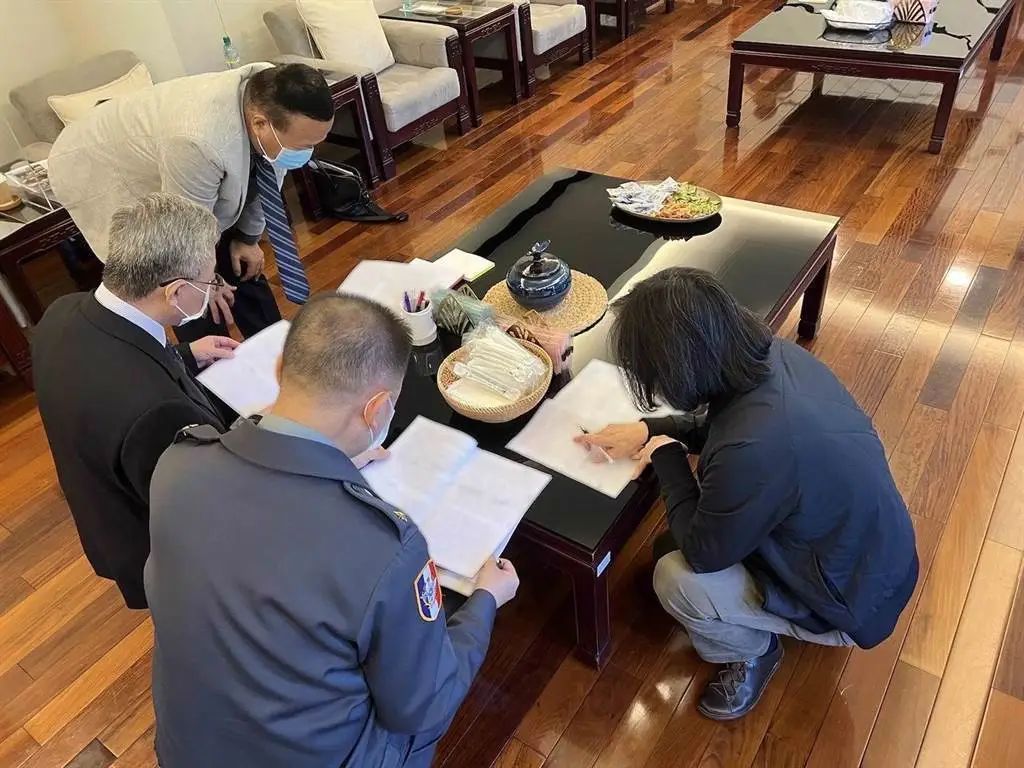 蔡英文一张蹲着开会照，被质疑了