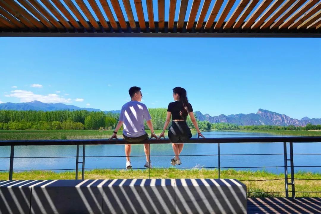 2022年5月29日,北京,一对情侣在北京世园公园的凉亭内小憩,美丽的光影