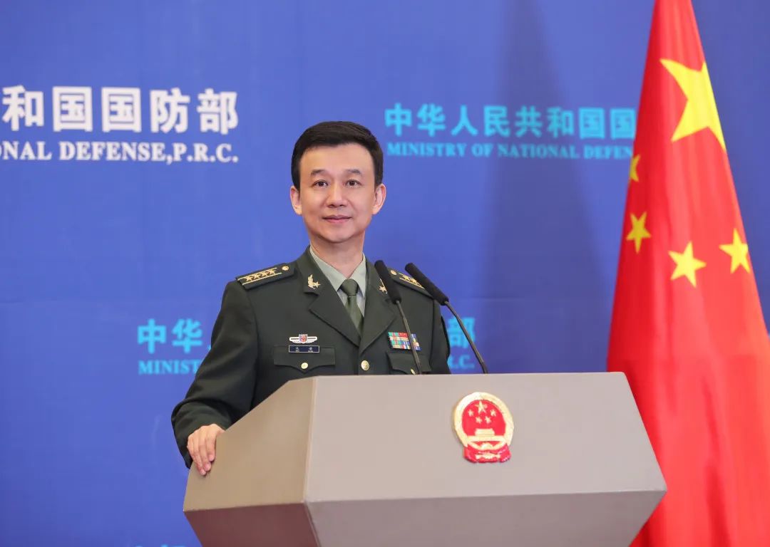 1月13日,国防部新闻发言人吴谦就预备役人员法答记者问李晓伟 摄
