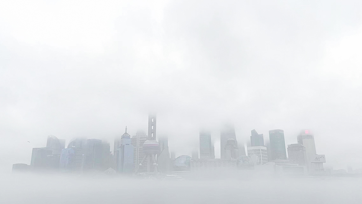 34,3.85%)cbd,各地标建筑在雾中若隐若现.摄影师镜头中