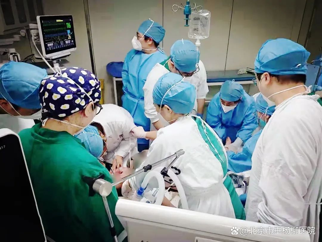 急诊医护团队进行抢救中