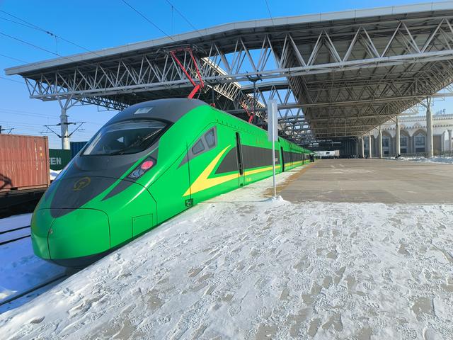 新疆铁路首次投入cr200j3-b动力集中动车组服务春运|乌鲁木齐市_新浪