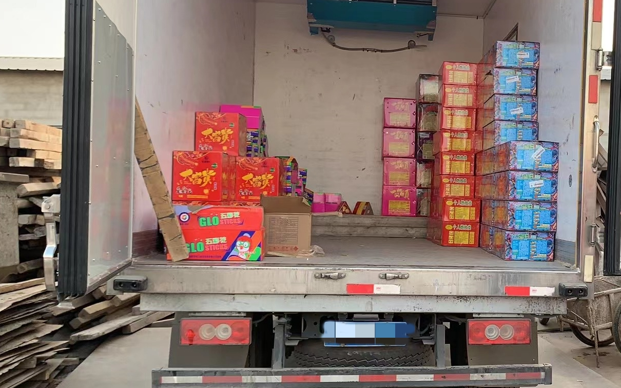 北京丰台警方查获烟花爆竹200箱,共计900余公斤_新浪新闻