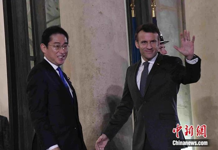 当地时间1月9日，法国总统马克龙在爱丽舍宫会见日本首相岸田文雄。中新社记者 李洋 摄