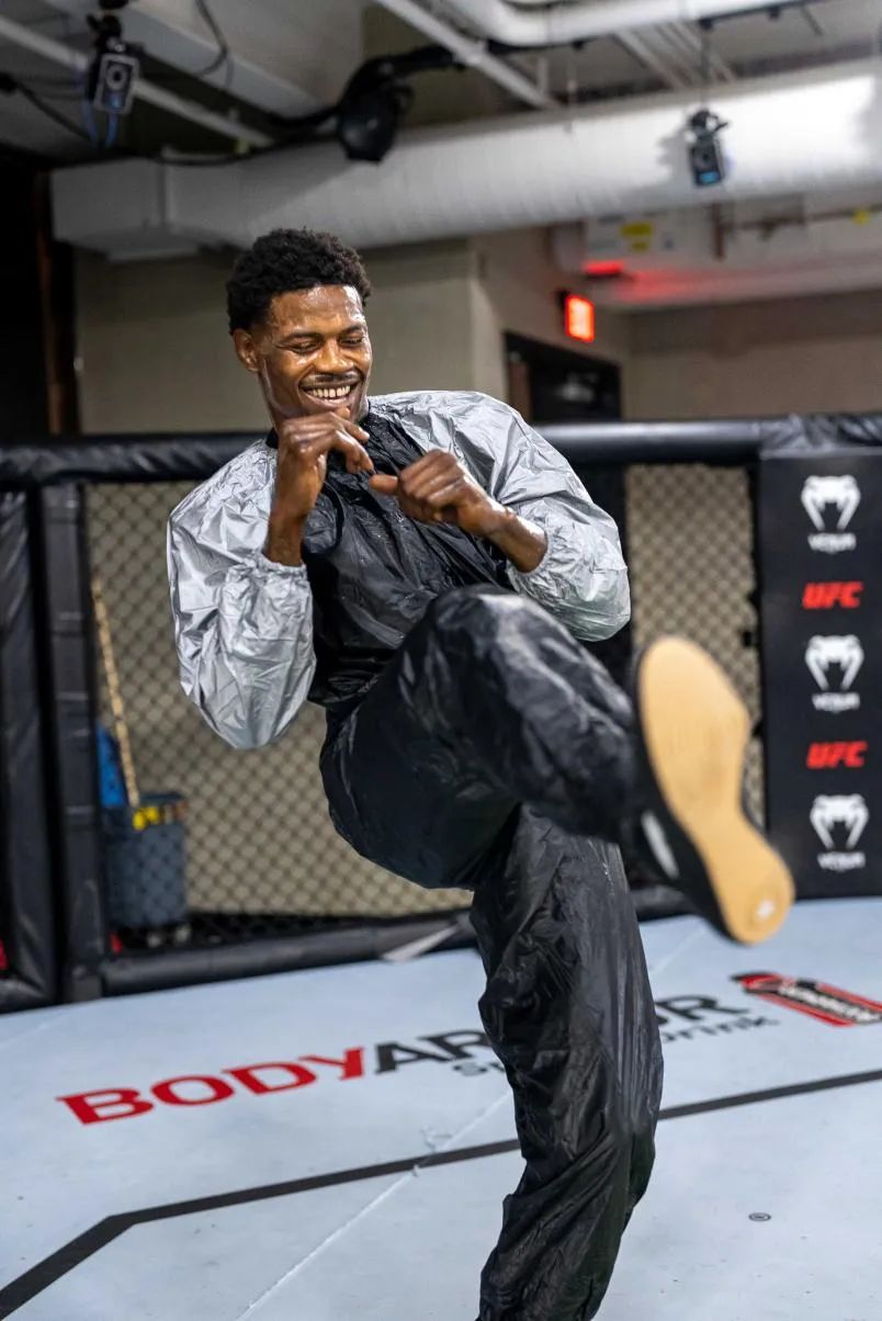 次中量级的首场比赛,凯文-霍兰德一改过去的颓败,在第二回合开场仅仅