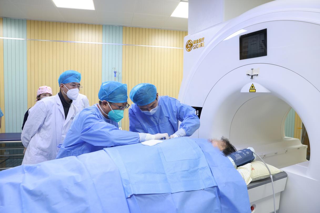 肝脓肿和下肢深静脉血栓的三位患者成功实施磁共振介入下的微波消融术