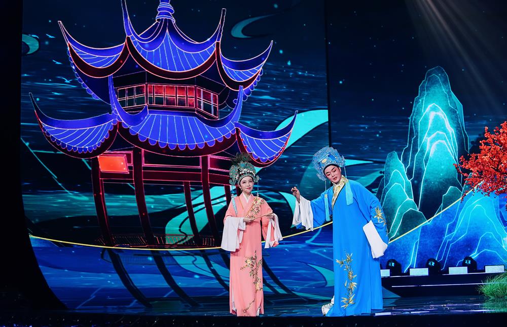 闽越风并非科班出身的越剧演员,之前,他会参与一些线下演出和比赛,"