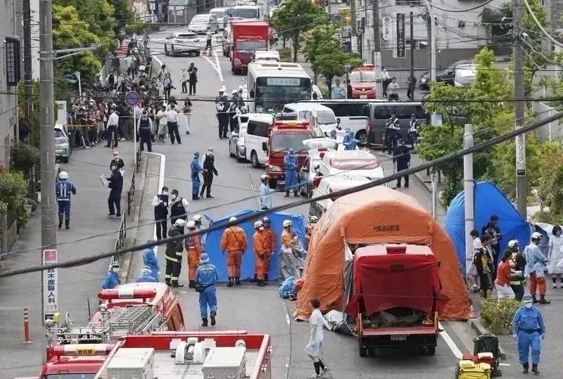 驾车冲撞人群致5死13伤，无差别杀人有多可怕？休闲区蓝鸢梦想 - Www.slyday.coM