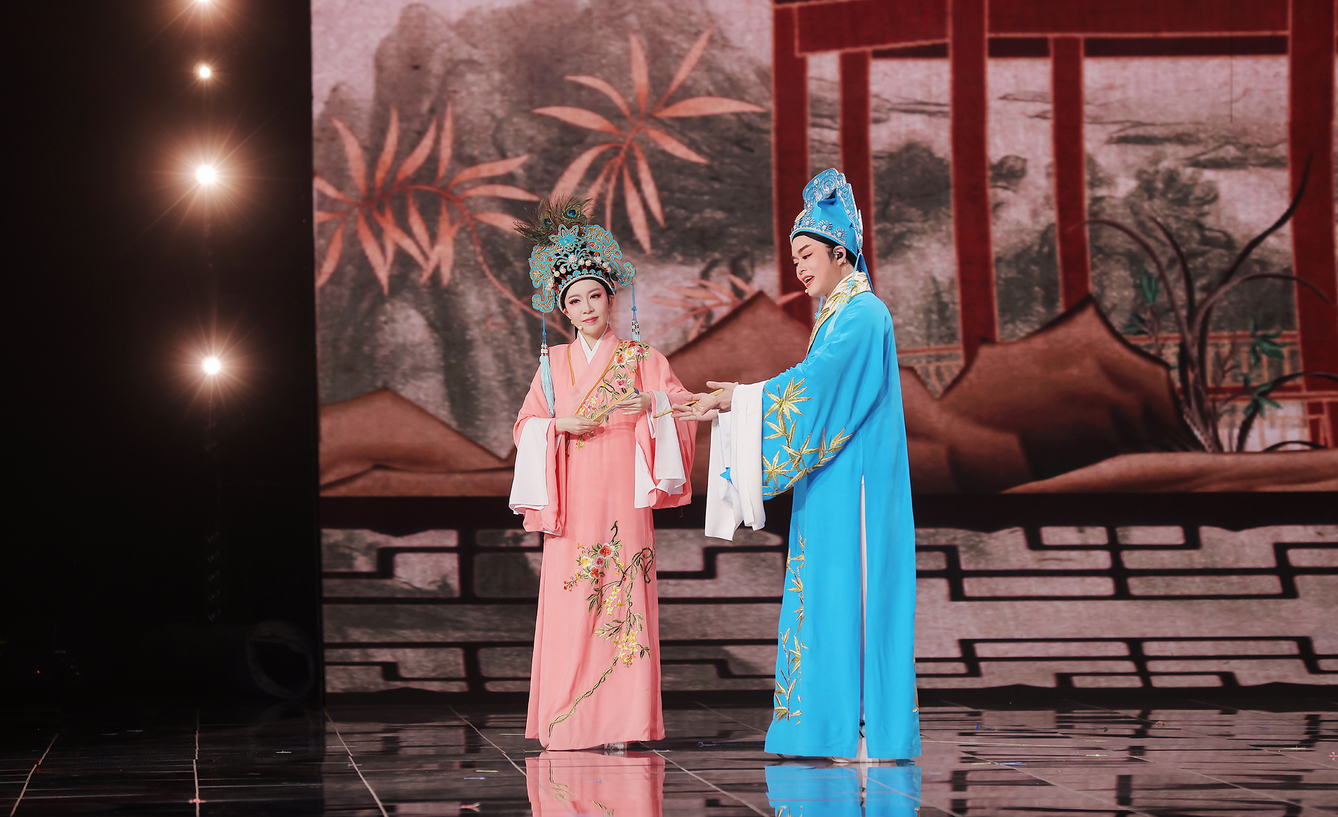 演出截屏图其中,来自上海金沙越剧院的主播@越剧闽越风(本名范邵平)