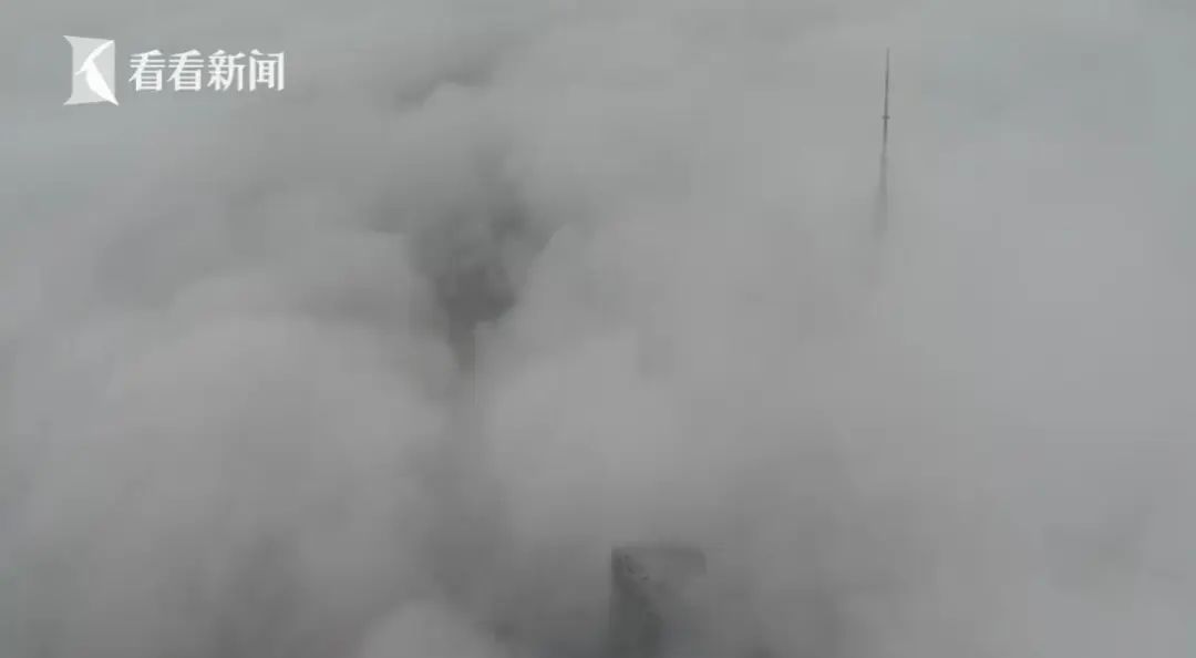 今天的外滩刷屏了！这不是仙境？有人说假得不真实