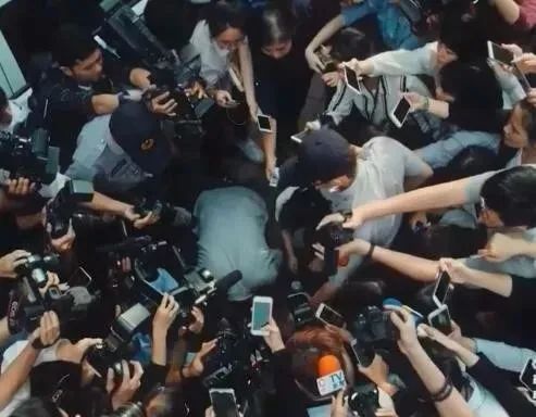 驾车冲撞人群致5死13伤，无差别杀人有多可怕？休闲区蓝鸢梦想 - Www.slyday.coM