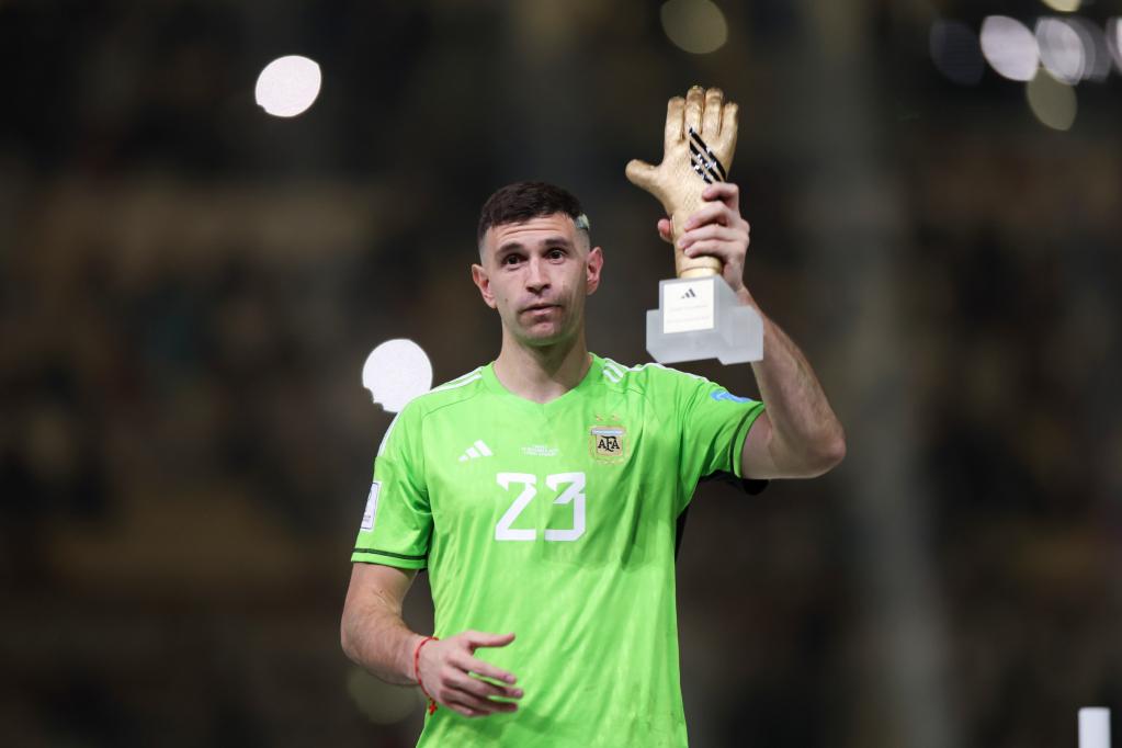 2022年12月18日,阿根廷队守门员马丁内斯获得世界杯"金手套"奖.