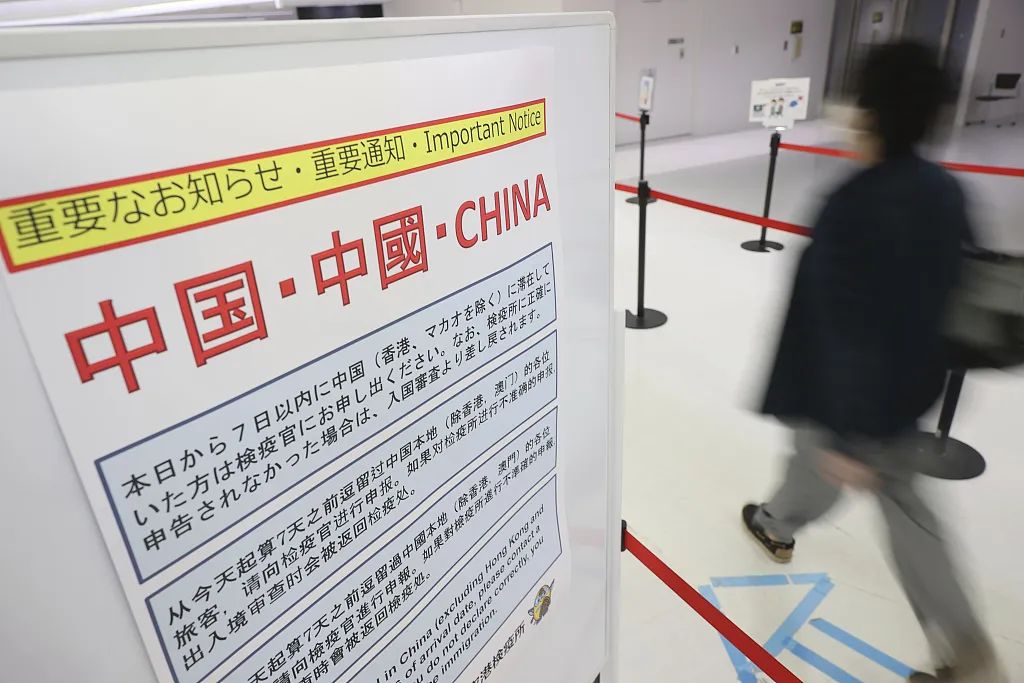 2023年1月12日，一名乘坐中国大陆直飞日本航班的旅客抵达千叶县成田机场检疫亭，通过登机口接受抗原定量检测。