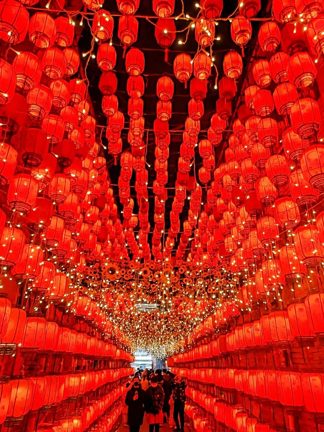 2022年2月2日,山西太原,红灯笼妆点街道,吸引众多游客观光打卡.