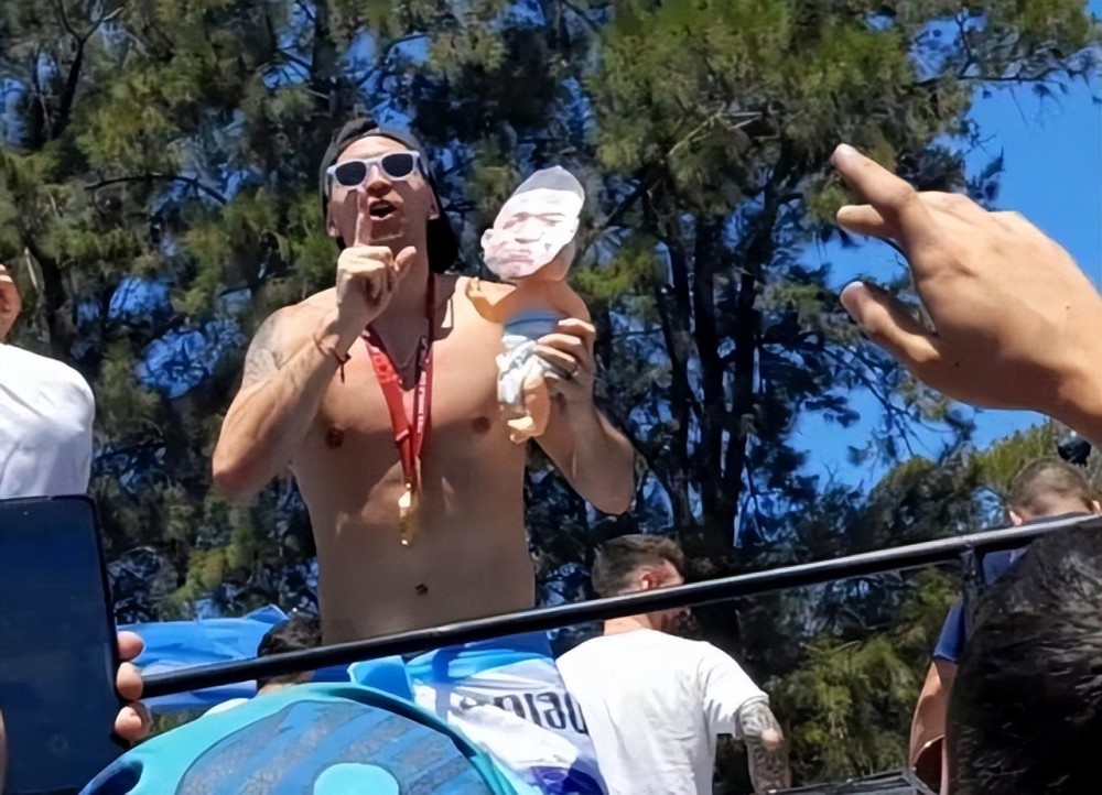 马丁内斯举着姆巴佩哭脸玩偶。