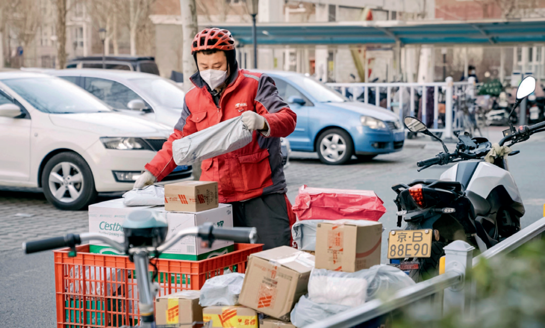 驰援北京的京东小哥罗明在派送包裹