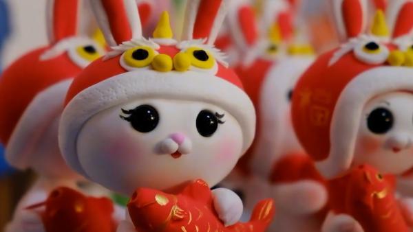 我们的烟火气丨非遗艺人教小朋友捏面塑小兔子迎新年