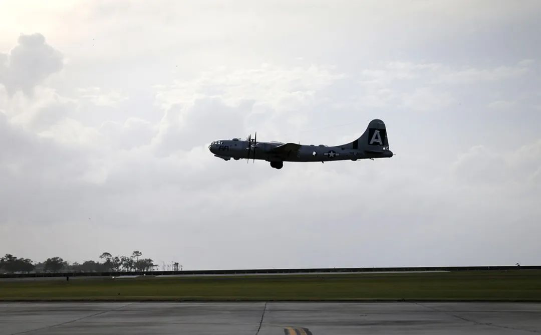 4万次轰炸,出动轰炸机144万余架次,护航战斗机268万架次,投弹270万吨.