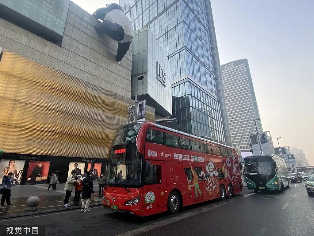 2023年1月5日,成都,双层观光巴士上新涂装,充满新春氛围.视觉中国 图