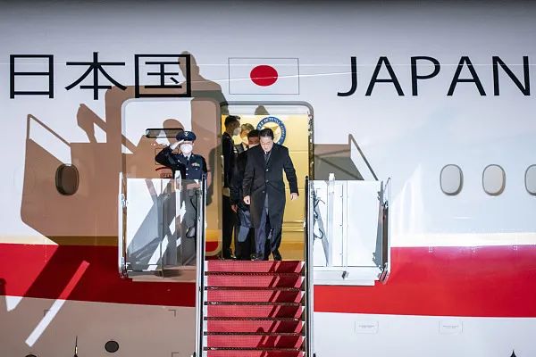 当地时间2023年1月12日，美国马里兰州，日本首相岸田文雄抵达安德鲁斯空军基地。图源：视觉中国