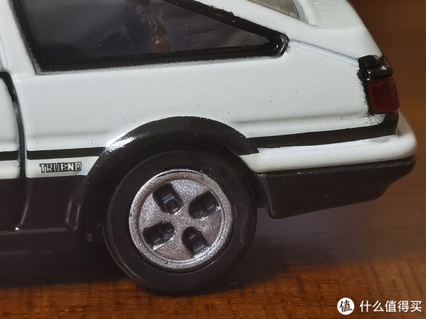 车辆轮子尺寸很小,不过也算还原了实车,毕竟原车也确实只是14寸轮毂