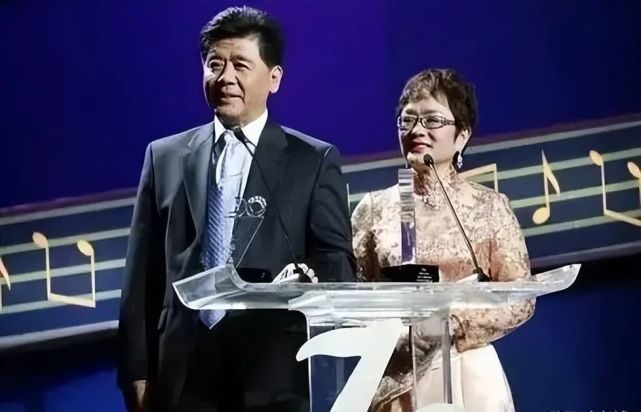 歌唱家谢莉斯病逝,好友晒她与丈夫合影悼念,透露死因与新冠有关|谢莉