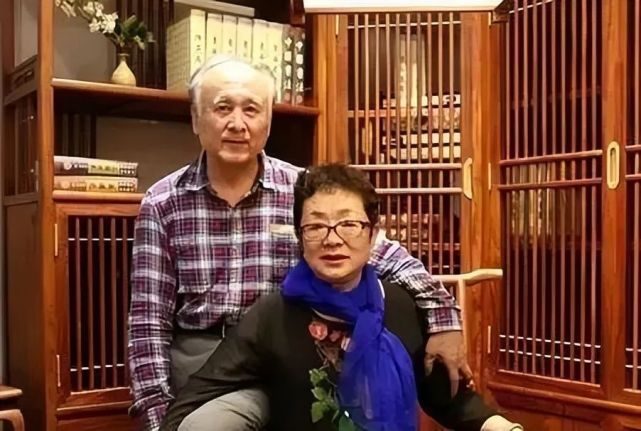歌唱家谢莉斯病逝,好友晒她与丈夫合影悼念,透露死因与新冠有关|谢莉