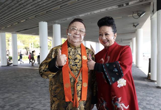 当时随着李居明的这句话一出,站在一旁的薛家燕笑容凝固,顿时变得特别