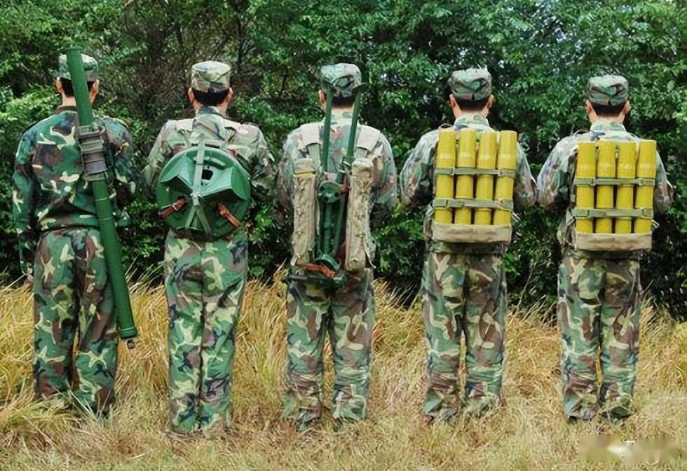 5公斤,而挪威的imortar超轻迫击炮甚至减到了变态的5公斤,比一支轻