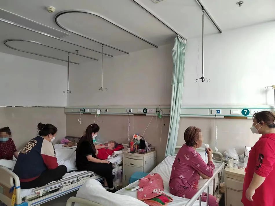 病房里患者雾化治疗 本文图片均为受访者提供 