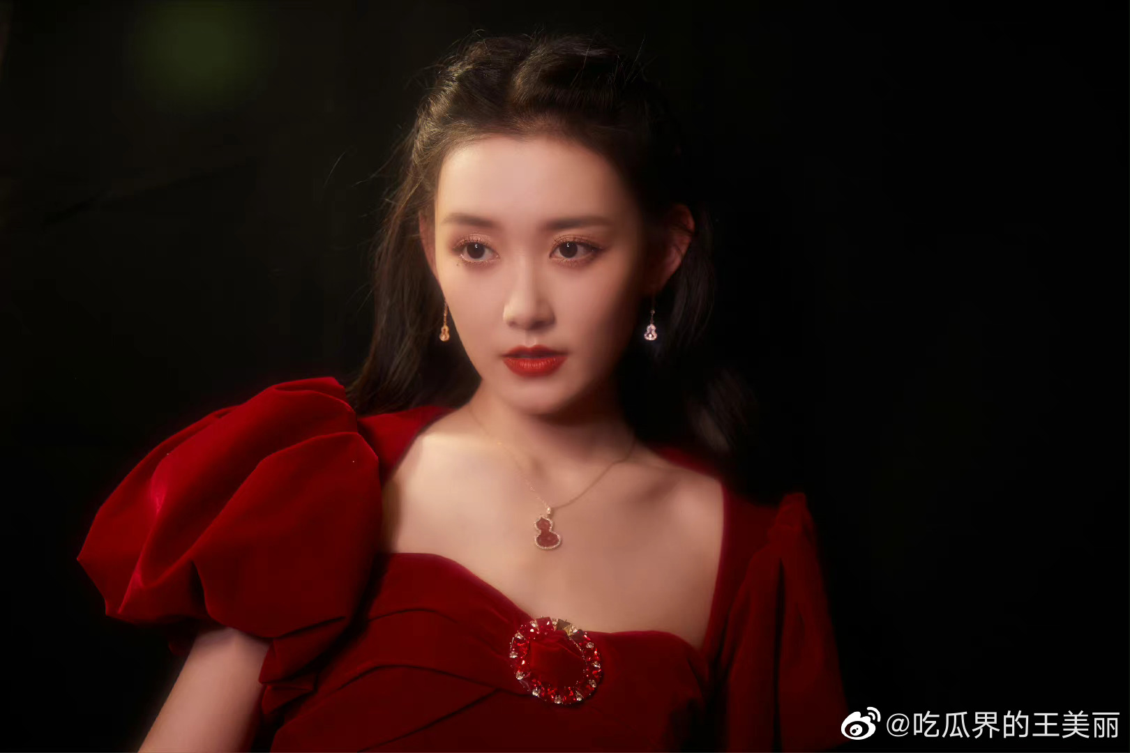 蒋依依今晚赢麻了，红色丝绒裙复古又灵动……|丝绒裙|蒋依依|复古_新浪新闻