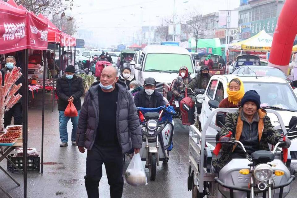 在费县梁邱镇的山会大集上,琳琅满目的地方特产,络绎不绝的游客,商贩