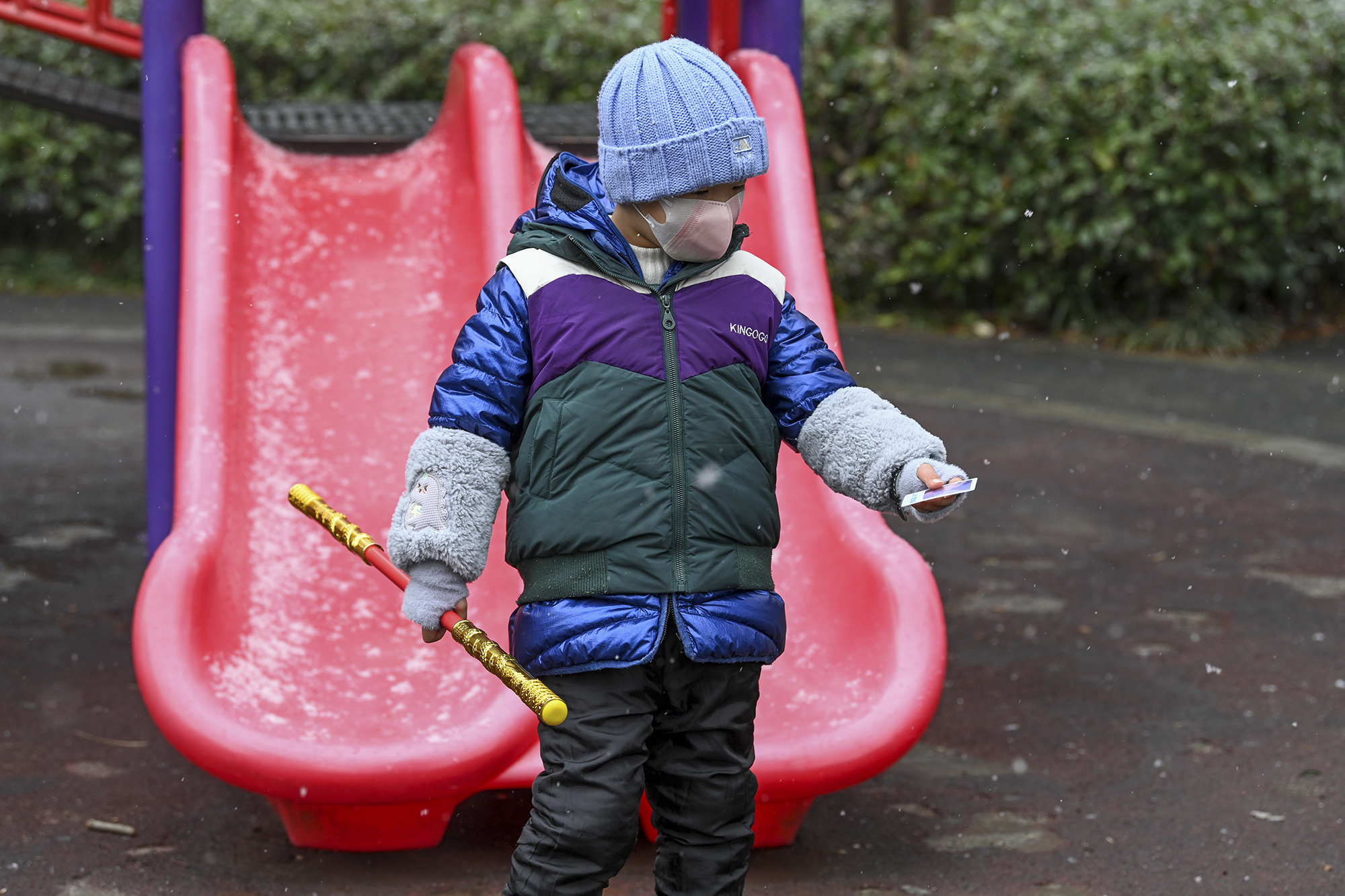 2023年1月15日,上海,小男孩在玩雪.澎湃新闻记者 朱伟辉 图
