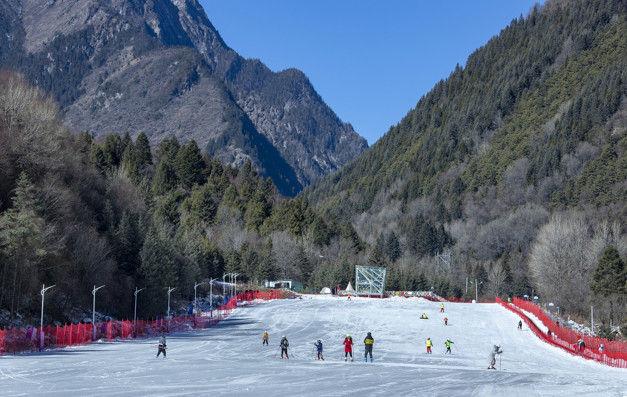 2023年1月6日,四川阿坝,理县孟屯河谷滑雪场,游客