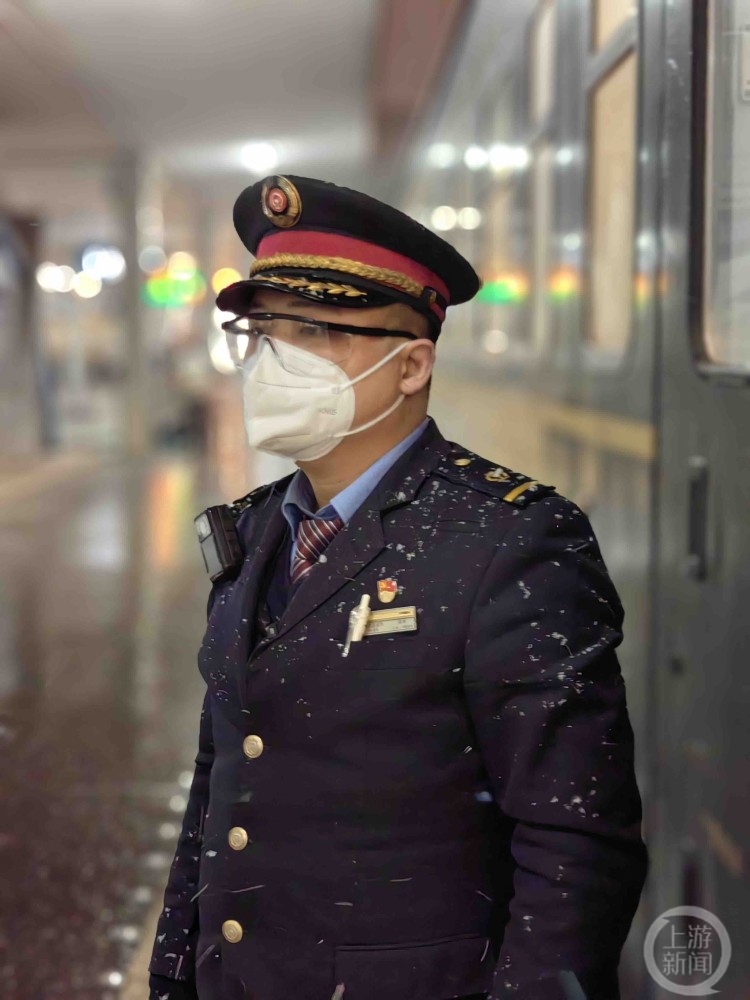 秀山站,列车员在雪中值乘