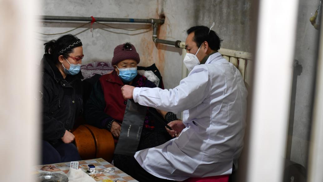 乡村医生深入农户家中,为一名九旬老人做相关检查。视觉中国 图