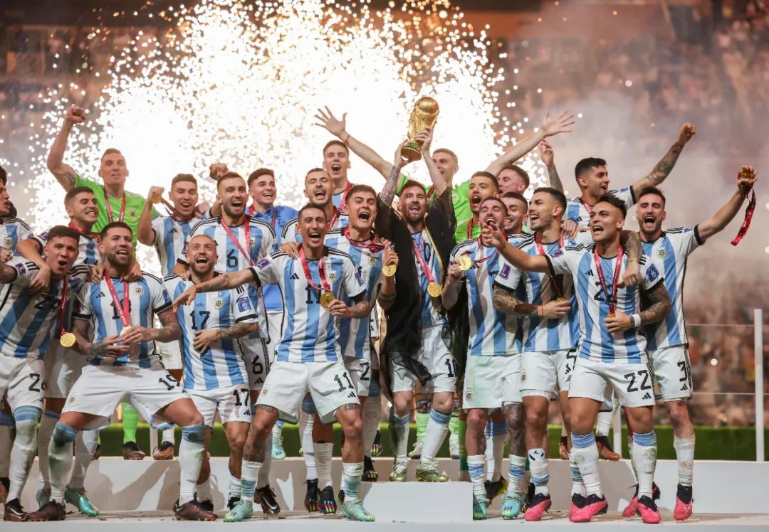 资料图：阿根廷队球员在颁奖仪式上庆祝。新华社记者 曹灿 摄