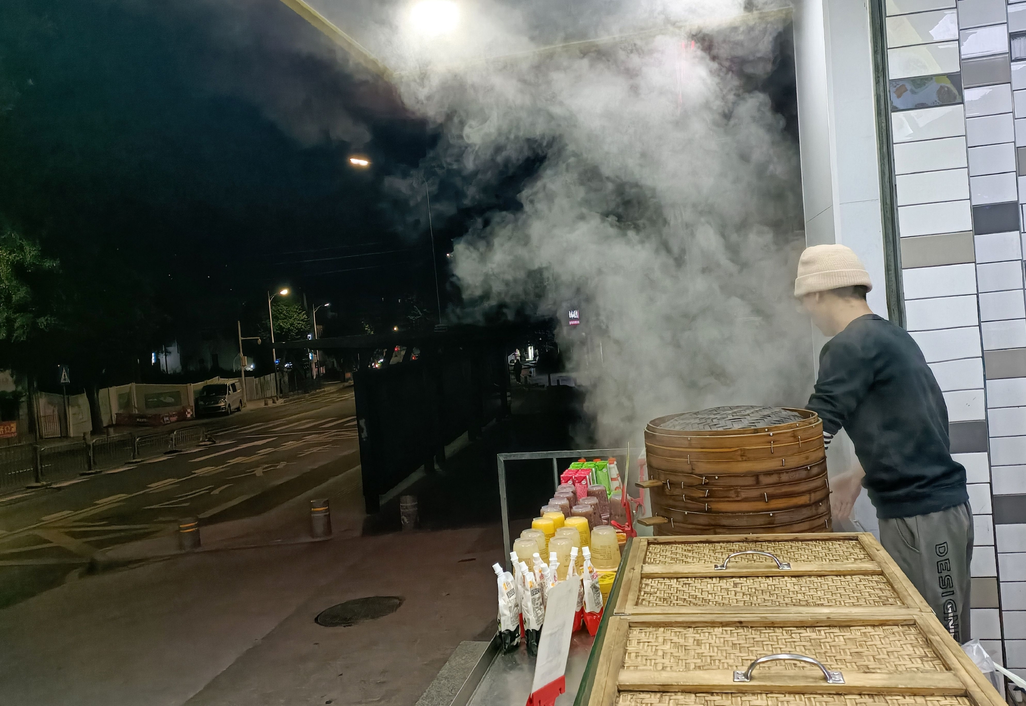 凌晨三点,赖林远已经在早餐店里忙活了.新京报记者 吴采倩 摄