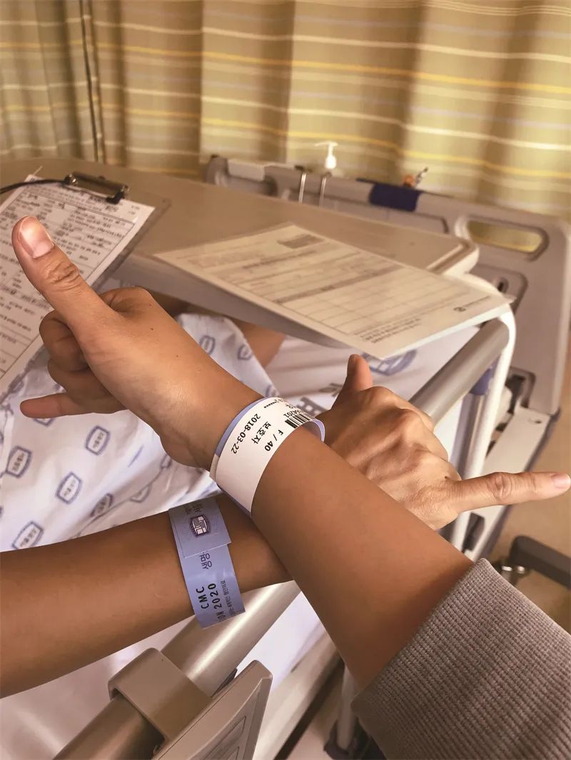 作为病人的善宇和作为监护人的荷娜趁着换工作的间隙,我还去做了一个