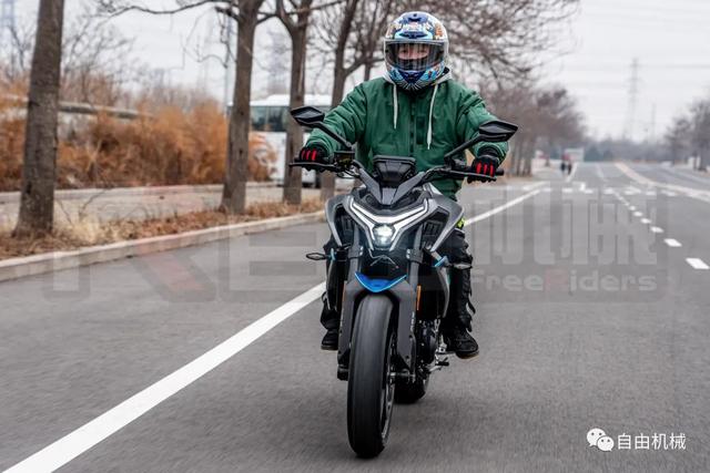 春风整了个大活儿抢先试驾800nk工程样车