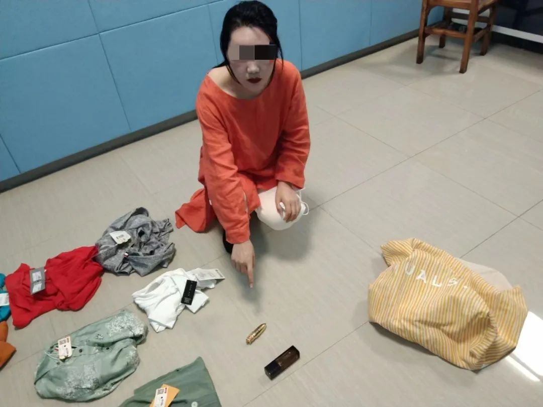 一女子在免税城内盗窃,被三亚警方抓获!|三亚市|盗窃|派出所_新浪新闻