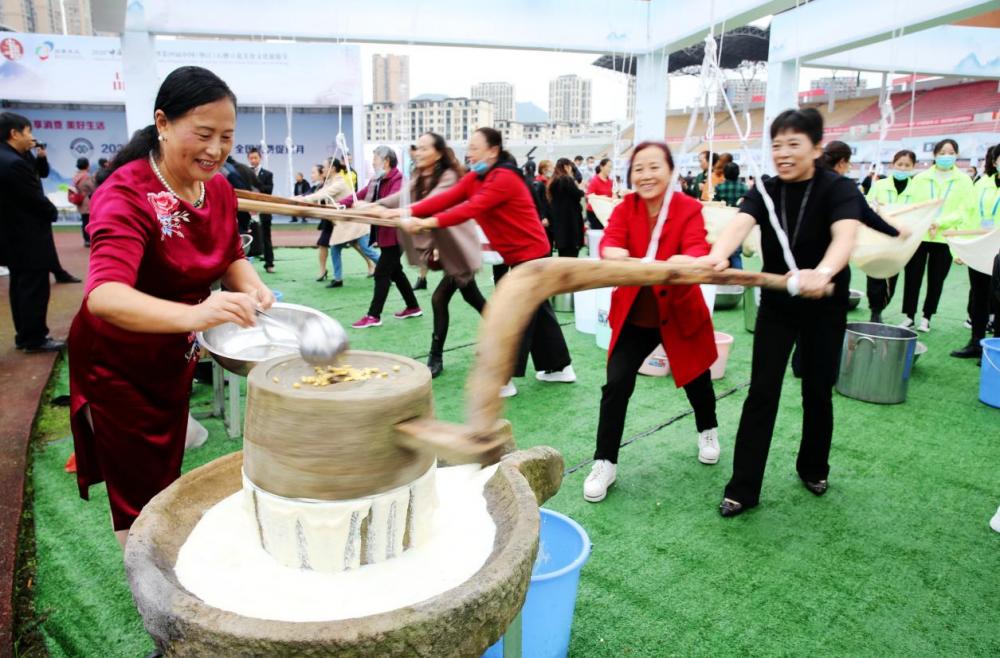垫江石磨豆花 向晓秋 摄