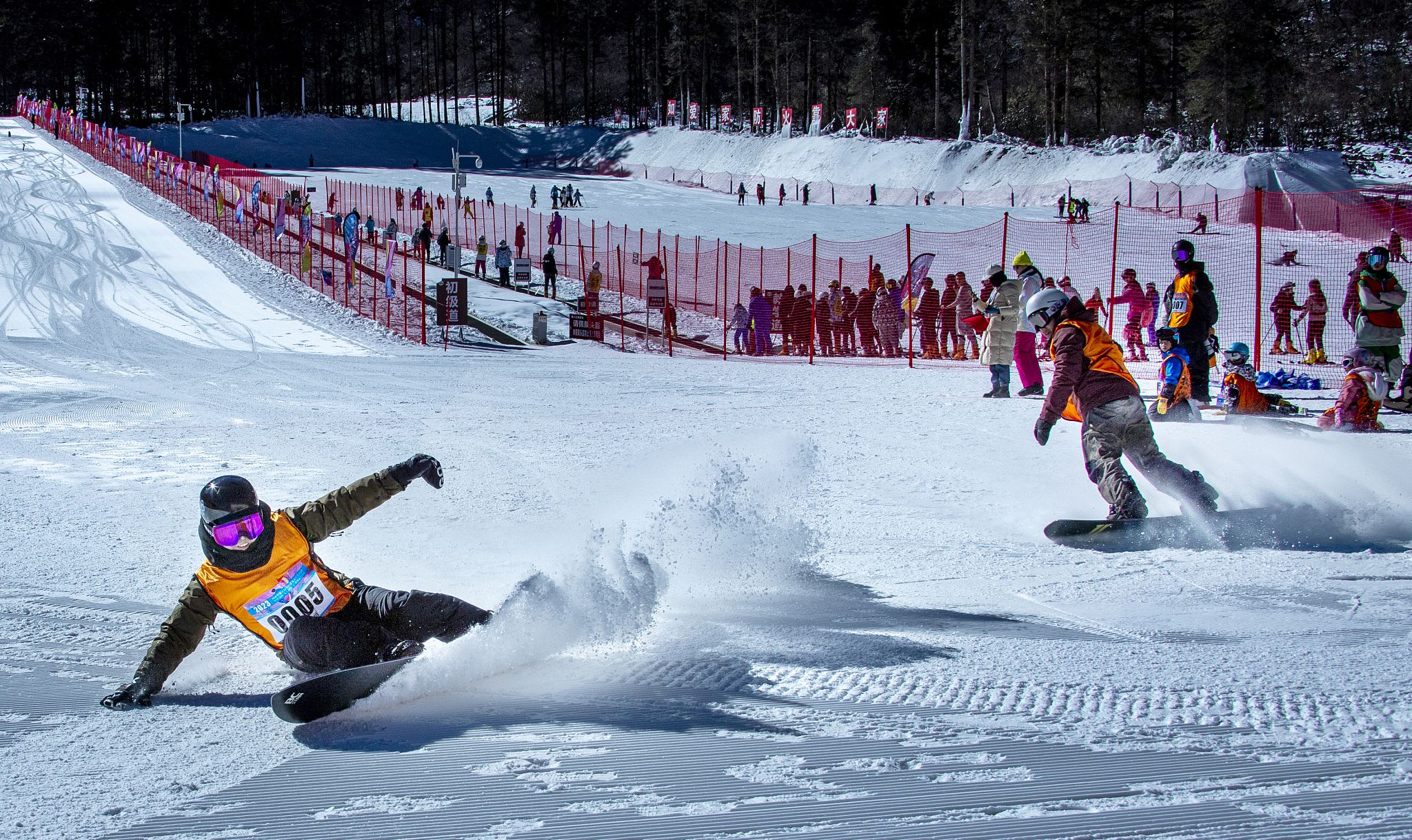 2023年1月7日,四川汶川,阿尔沟羌人谷滑雪场,冰雪爱好者体验冰雪运动