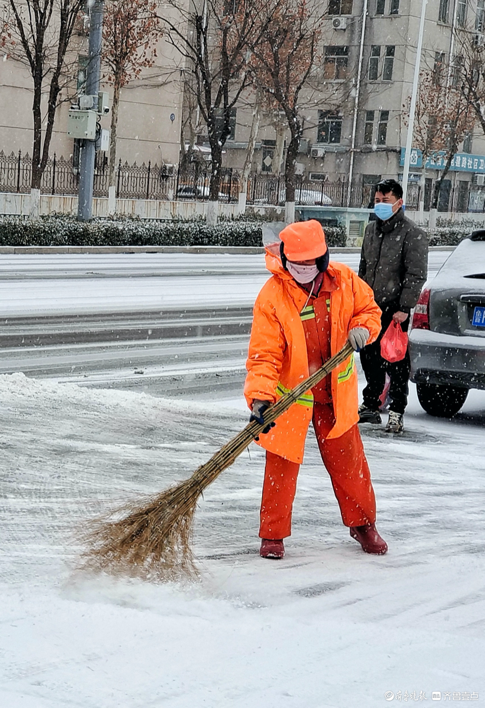 环卫工人扫雪大连图片