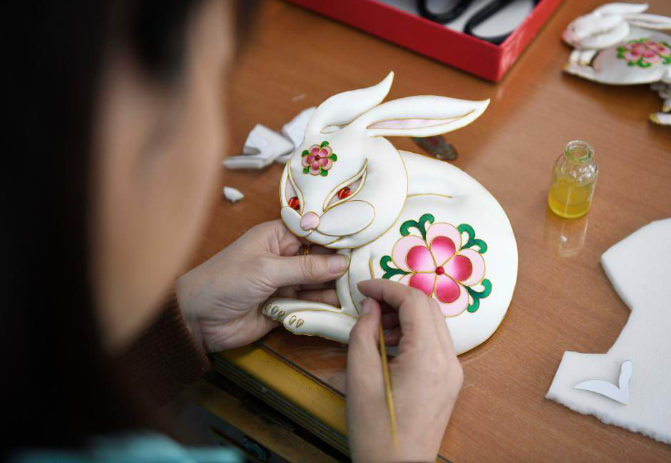 2023年1月8日,在山东省聊城市东昌府区棉文化手工博物馆,工人们在缝制