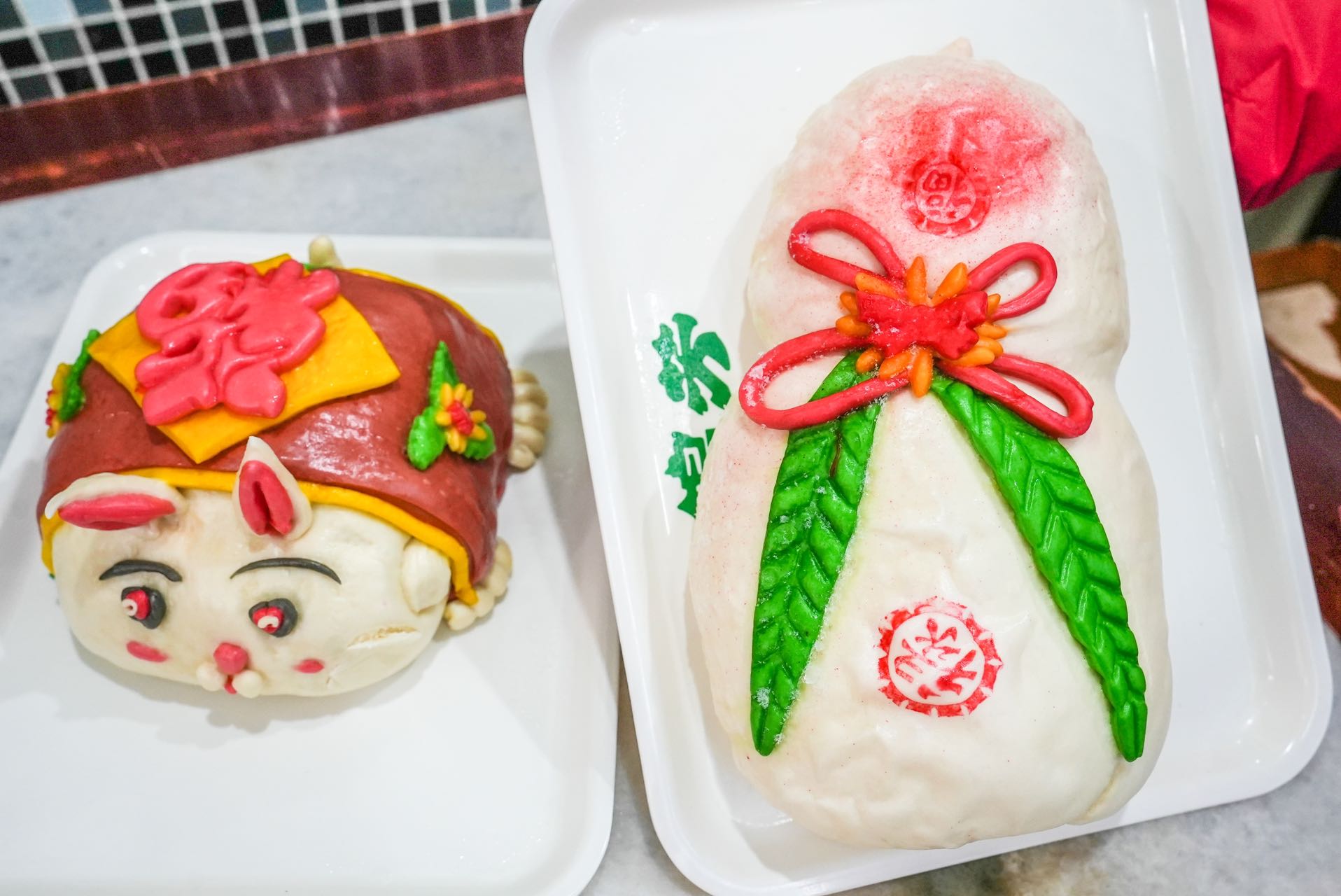 各样的熟食和面点,其中几只五颜六色的兔子造型生肖面花显得格外扎眼